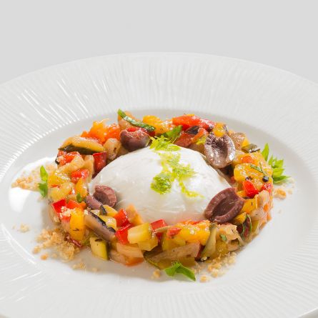 Bufala con brunoise di verdure al basilico, tarallo sbriciolato, Olive Riviera e lime