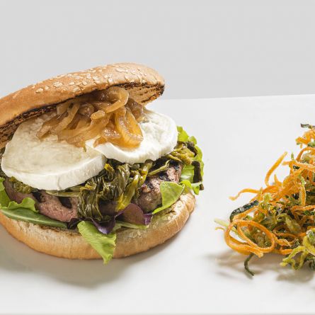 Hamburger con friarielli, pomodoro, cipolla caramellata e verdure croccanti