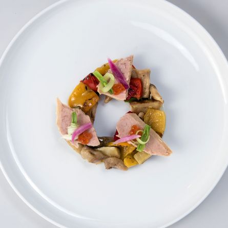 Filetto di tonno alle erbe su misto di verdure grigliate con fagiolini, sedano e uova di salmone