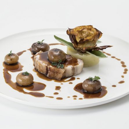 Lonzino di maiale arrosto con patate, carciofi fritti e cipolle borettane fondenti