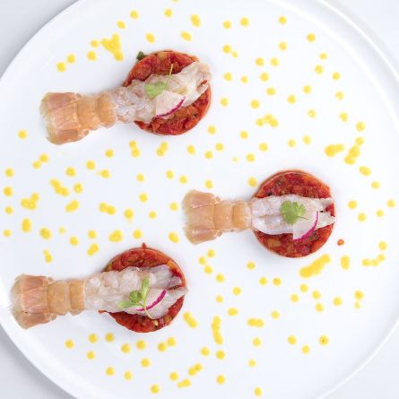 Mini Tartare di peperoni grigliati con scampi marinati allo zenzero e gocce di peperone giallo