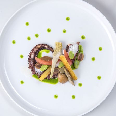 Polpo arrosto con patate, olive taggiasche, porcini, carciofi, fave, pomodorini gialli confit e salsa di rucola