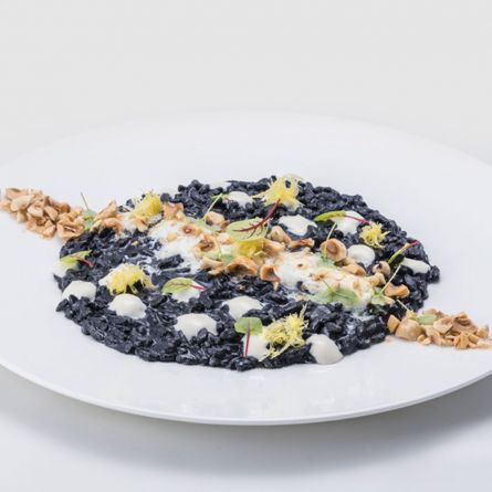 Risotto al nero di seppia e profumo di limone con nocciole di Giffoni e crema di burrata