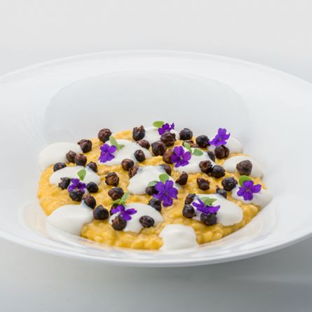 Risotto con zucca, crema al gorgonzola e ceci neri della Murgia croccanti
