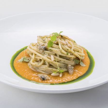 Spaghettone with fresh clams, cream of pumpkin sauce, parsley-flavoured oil and toasted pine nuts