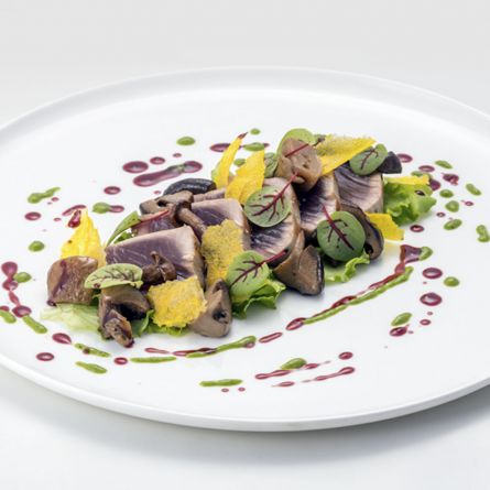 Tataki di tonno scottato con misto funghi, insalatine tenere e ridotto di Primitivo di Manduria