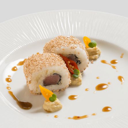 Tuna uramaki, cream of artichoke sauce, Pecorino cheese, sesame, vinegar and spicy honey sauce