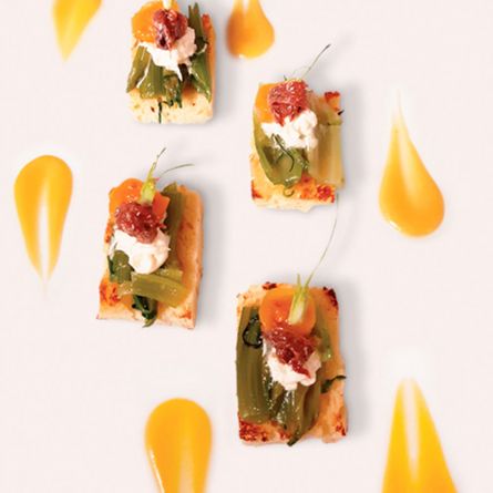 Quadrucci di pane casereccio arrostito con puntarelle, stracciatella, acciughe e pomodorini gialli